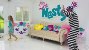 Настя и Эвелин берегут природные ресурсы [get.gt]