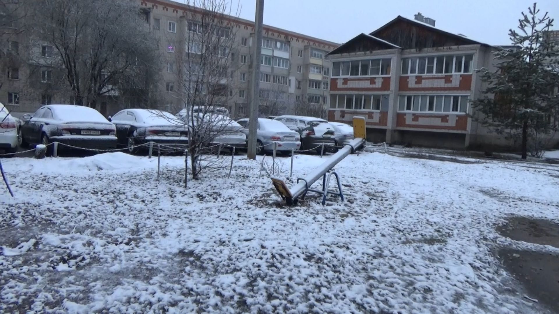 Утро после ночного апрельского снегопада в городе Вязники. Съемка 10.04.2026