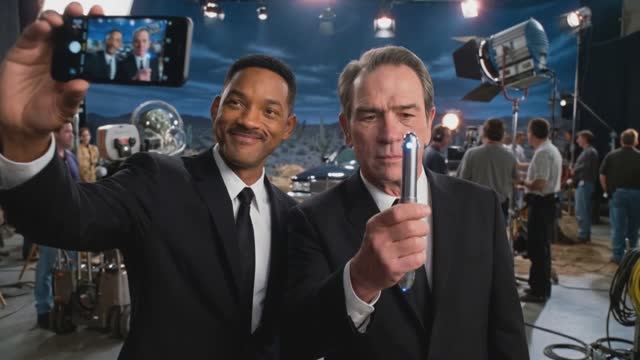 [Then & Now] Men In Black (1997) Cast 🕶️ Past Vs. Present 2026 Selfie Style