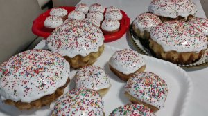 Рассада растет отлично! Пекем куличи и булочки к Пасхе по фирменному рецепту.