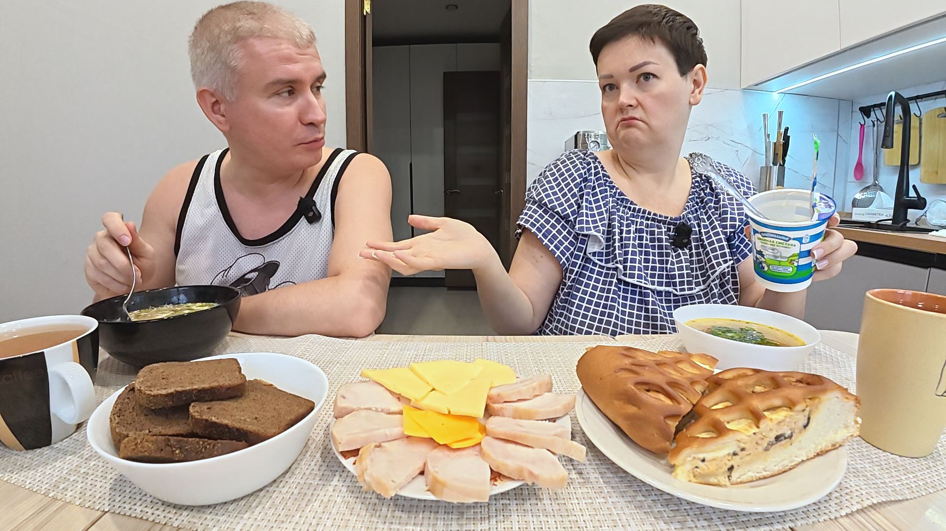 Мукбанг Вован ОБИДЕЛСЯ за мои ИЗДЕВКИ над ним, но я сказала ПРАВДУ! Семейный обед в России