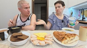 Мукбанг Вован ОБИДЕЛСЯ за мои ИЗДЕВКИ над ним, но я сказала ПРАВДУ! Семейный обед в России