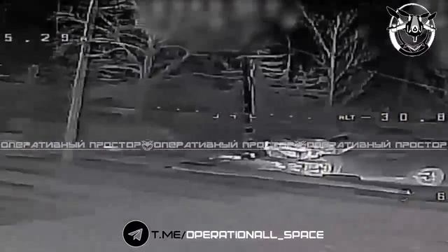 Водитель ВСУ на пикапе влетел в столб , благодаря чему дроны легко его обнулили