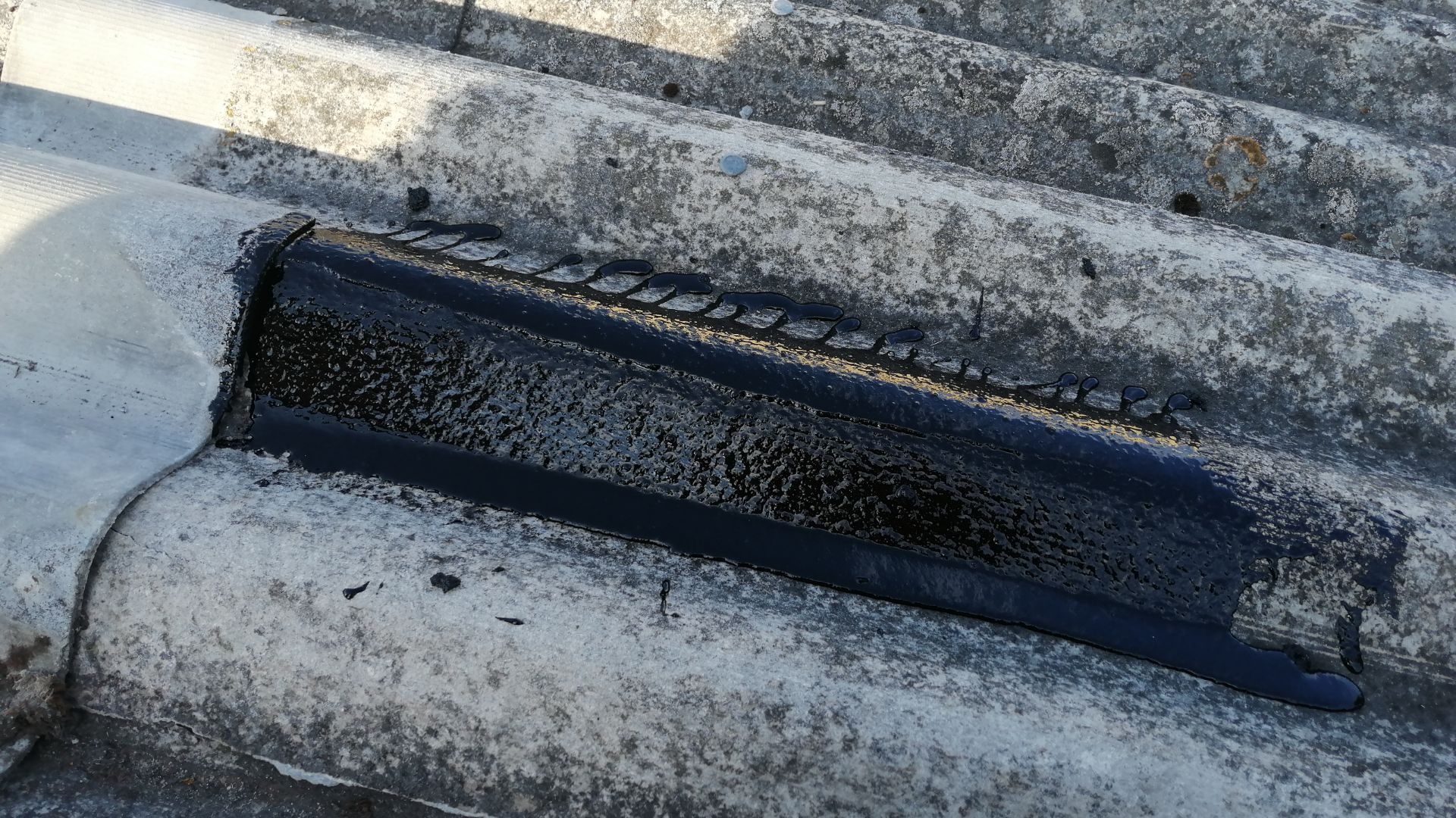 Как замазать крышу от протекания, один из способов.