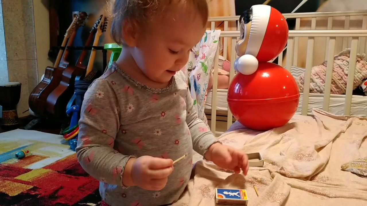 Арина играет со спичками. Кто сказал, что спички детям не игрушка...