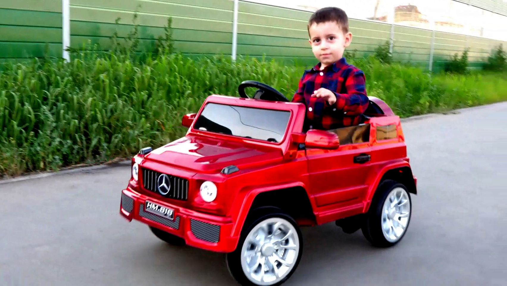 Эрик едет на красном джипе.