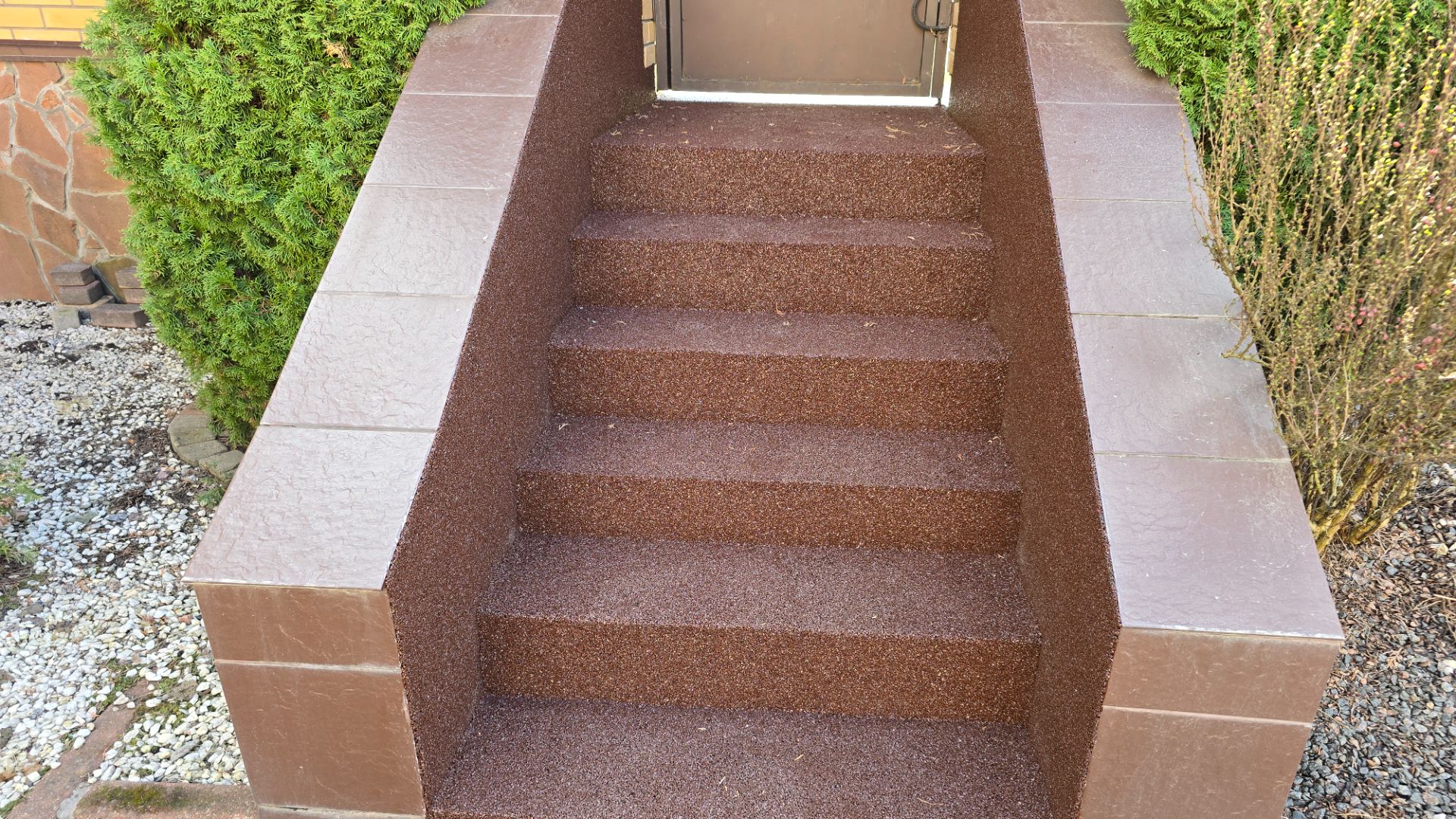 Бесшовное резиновое покрытие для крыльца — монтаж в Брянске