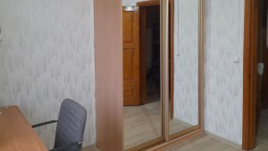 Очищаем рельсы шкафа-купе