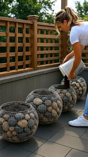 Превращаем камни и проволоку в садовые кашпо