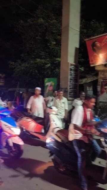 Темным вечером коммунистическая марксистская партия Индии совершает шествие по улицам Пудучерри