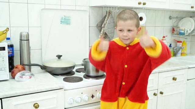 100 Ребенок хочет играть с мамой но она постоянно занята и он помогает варить суп