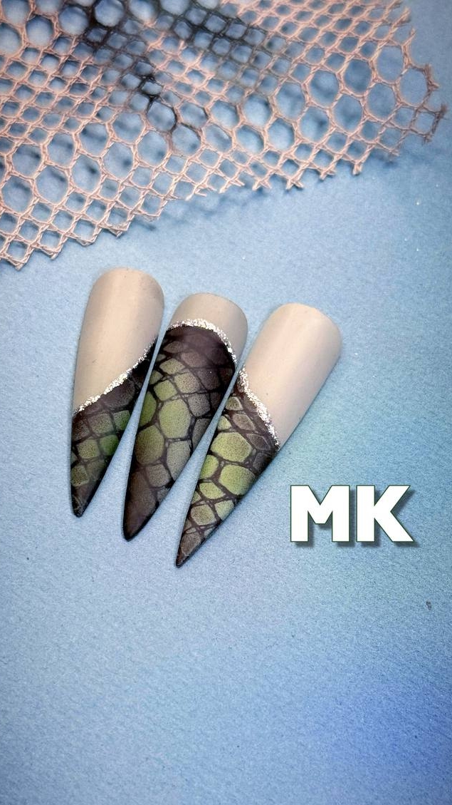 Змеиный принт аэрографом