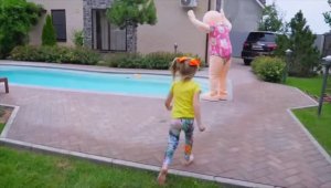 Настя и весёлые истории про её большого пупсика