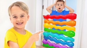 Крис и его друзья играют с воздушными шариками — Забавная история для детей