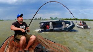 Нашел яму забитую рыбой! Рыбак выпал с лодки.Таких поклевок я не ожидал!чехонь густера