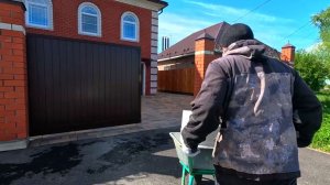 Каменщик включил камеру и снял строительство перегородок из газобетона в бане парилка и душевая.