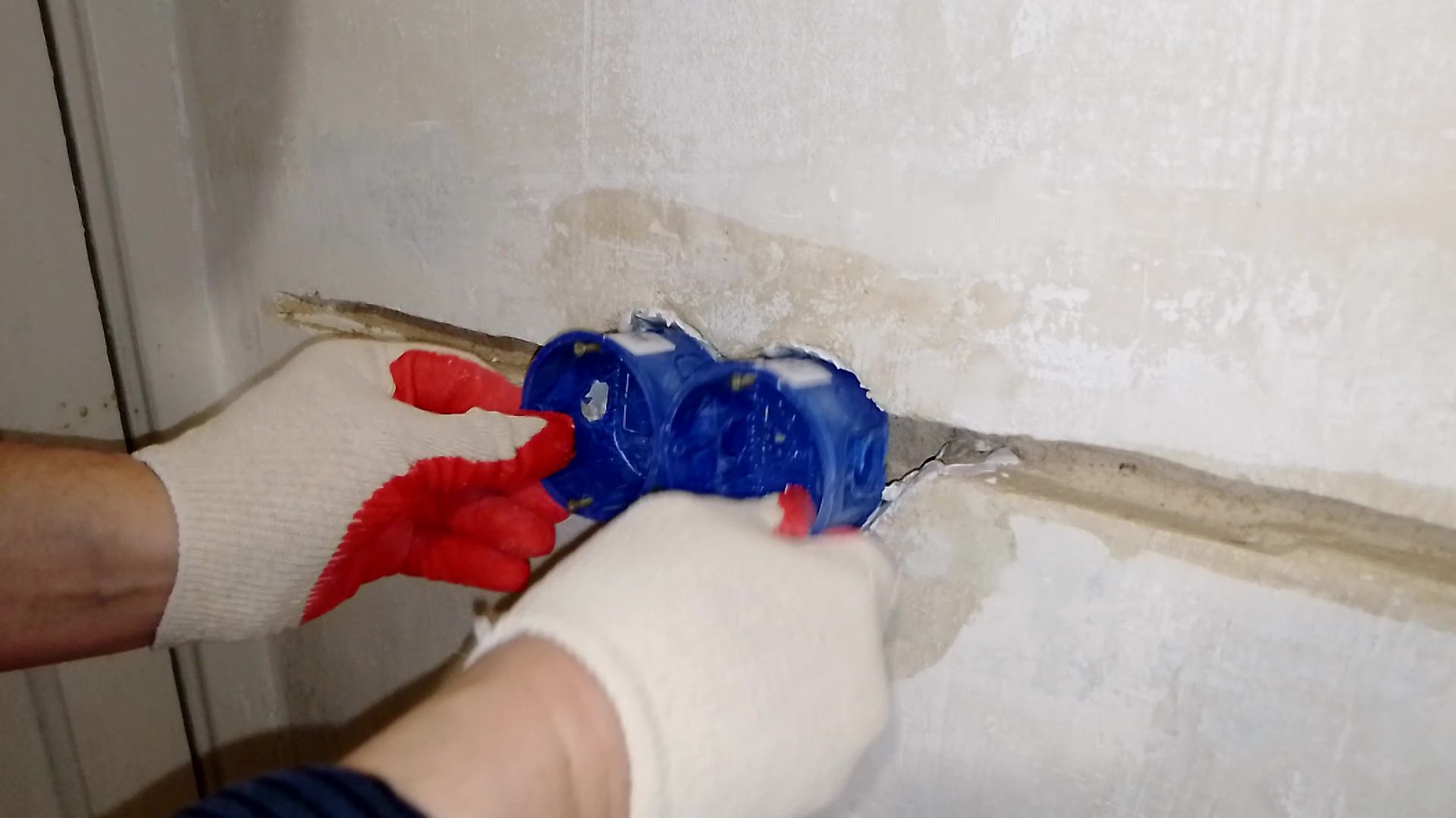 Установка подрозетников. Замена электропроводки в квартире серия 15