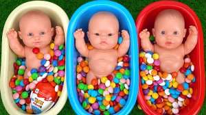 Мультики про пупсов. Пупсы в разноцветных ванночках с конфетами. Мультики для детей и малышей