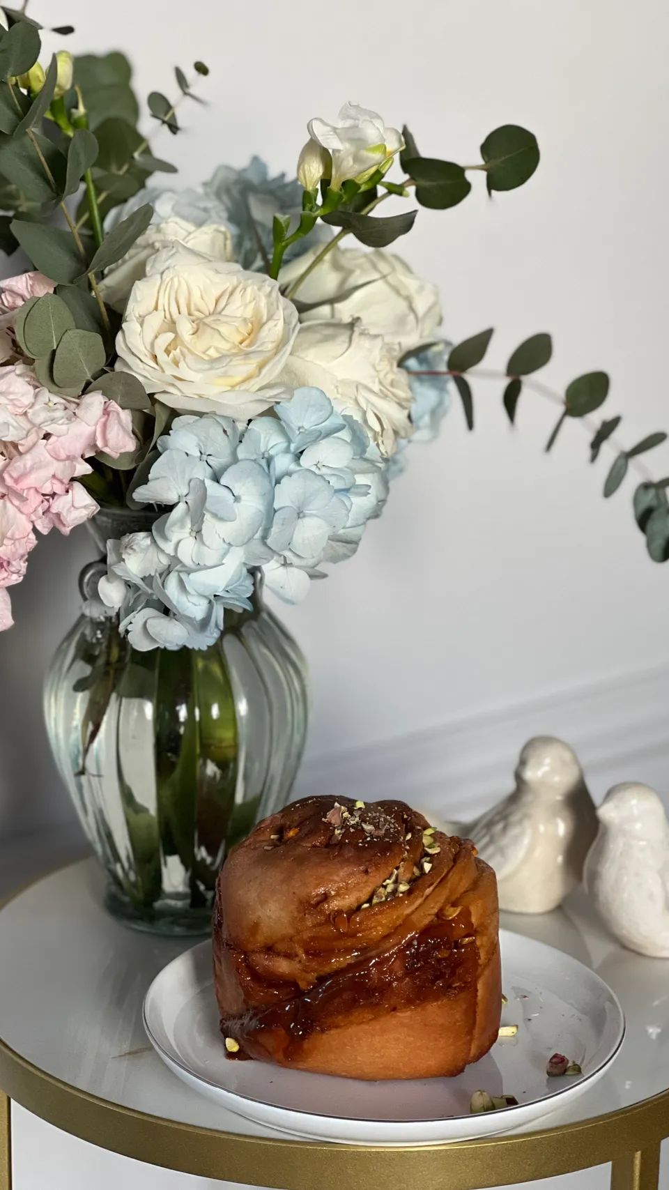 Кулич-краффин с фисташками и карамелью