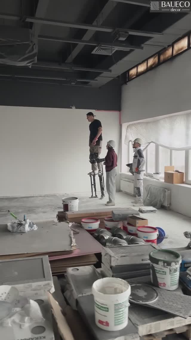 Рабочий процесс на объекте. Нанесение декоративной штукатурки