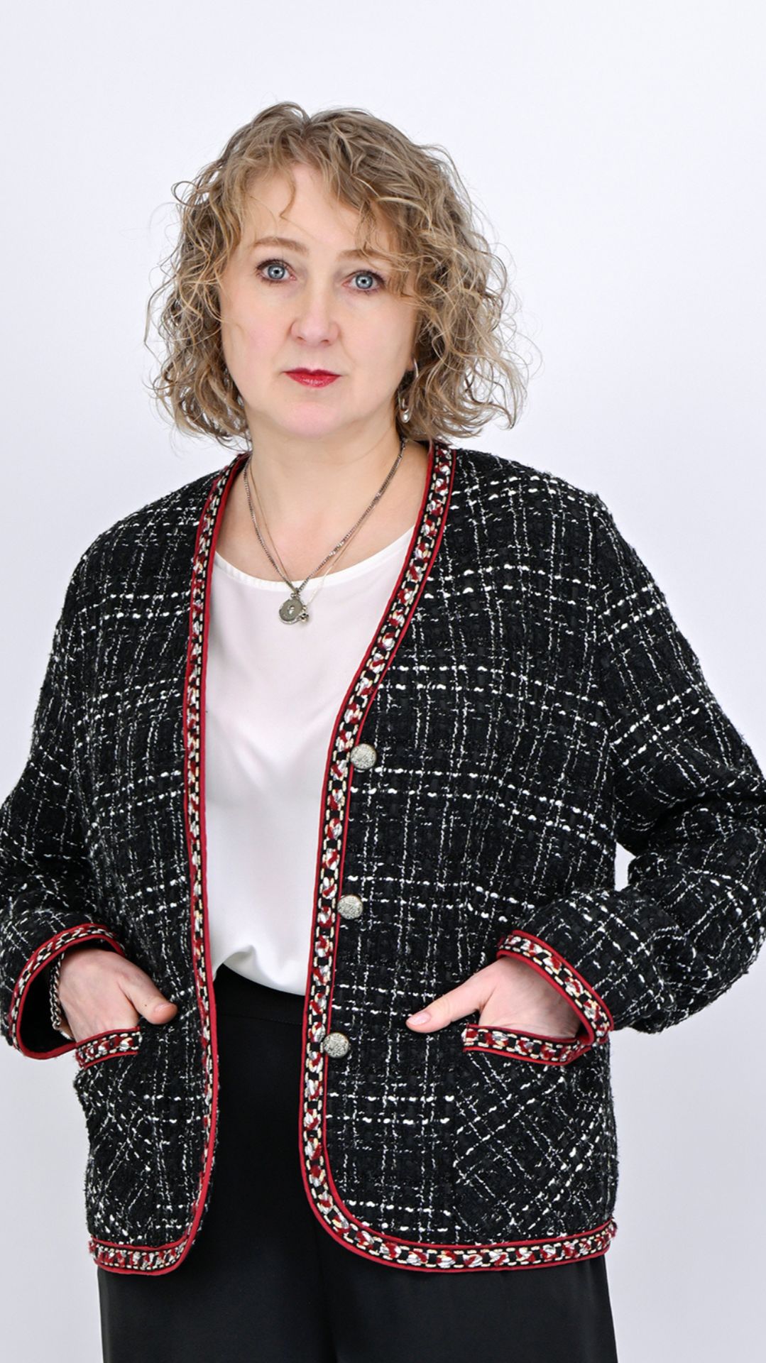 Короткий жакет = длинные ноги ✅ Легкий твид, розовая тесьма, посадка под ваш рост 😎😍