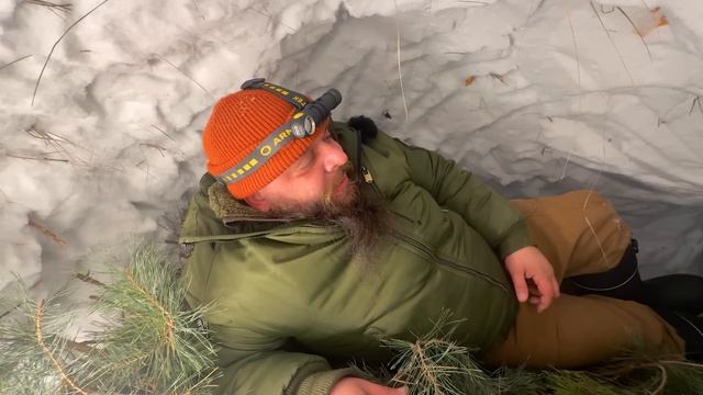 НОЧЬ В СУГРОБЕ | Реальное ВЫЖИВАНИЕ в зимнем лесу смотреть онлайн