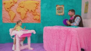 Настя и друзья в челлендже картонная школа против пуши