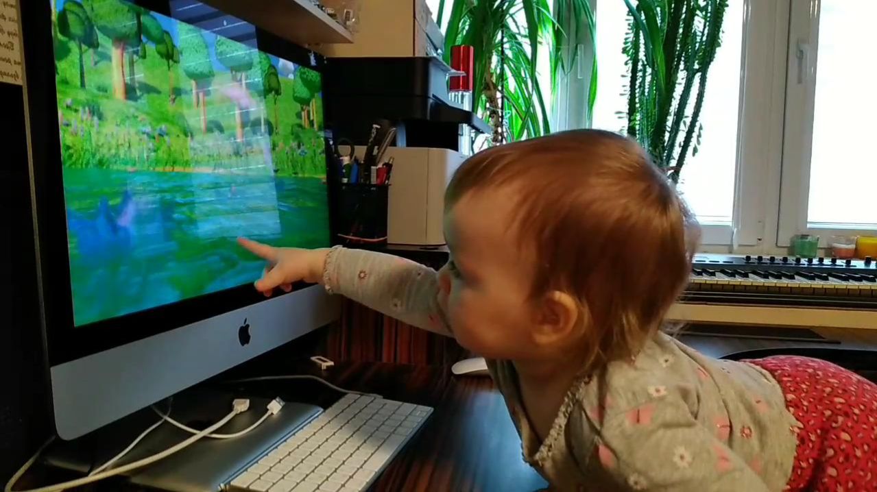 Арина изучает английский язык через мультфильмы и детские песенки