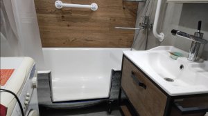 Вырез в чугунной ванне