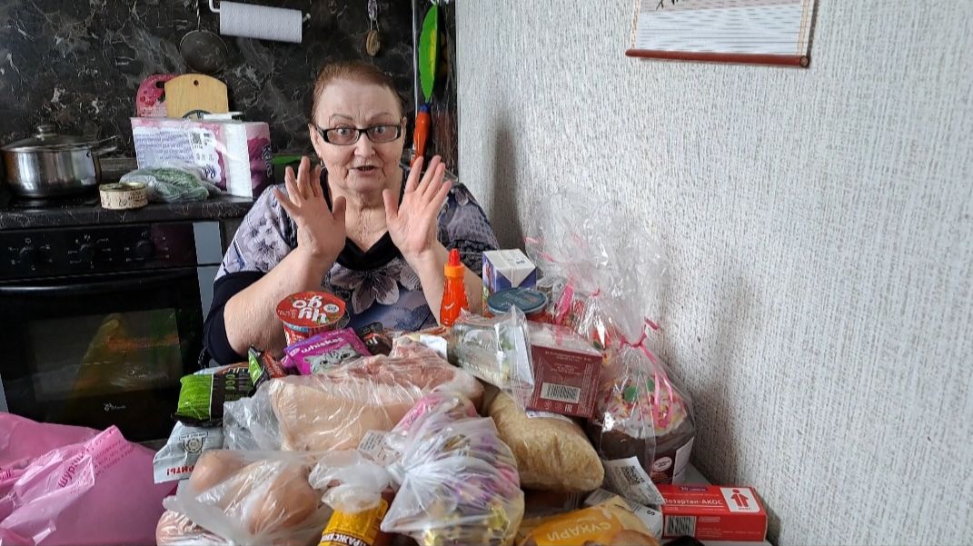 Каких красивых куличей я настряпала... все утро трудилась, стоя в магазинах...