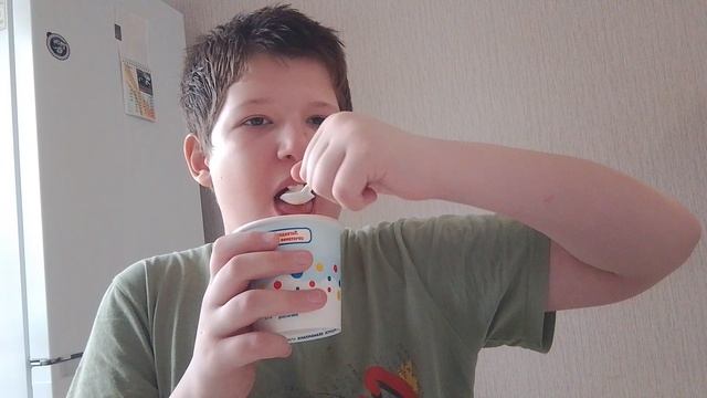 Мороженое кушать