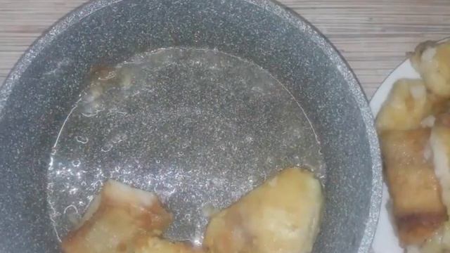 Филе пангасиуса в сметанном соусе с жареным луком