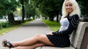 Красивая девушка / Фотосессия в парке / Нейрофотосет