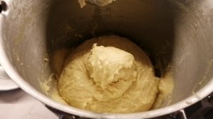 10 апреля. Пеку кулич с пралине, карамелью и яблоками 😋 Рецепт в описании 👇👇👇