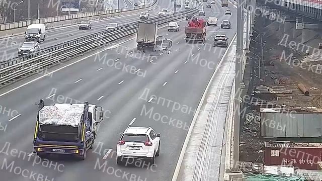 Jaguar встал на аварийке посреди дороги на севере Москвы — в него влетела «Газель». Водитель и ...