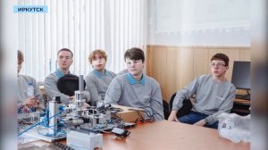 Школьники «АЛРОСА-Класса» примерили очки виртуальной реальности на Инженерных каникулах в Иркутске