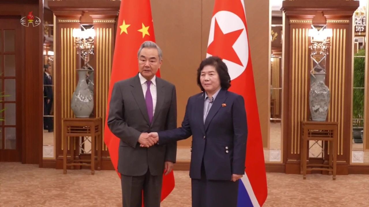 Министр иностранных дел КНДР Чвэ Сон Хи провела переговоры с министром иностранных дел КНР Ван И