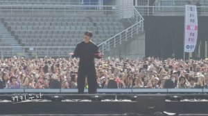 Тэхён очень тепло общался с фанатами.