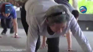 Сингапурские пенсионеры осваивают паркур для предотвращения травм