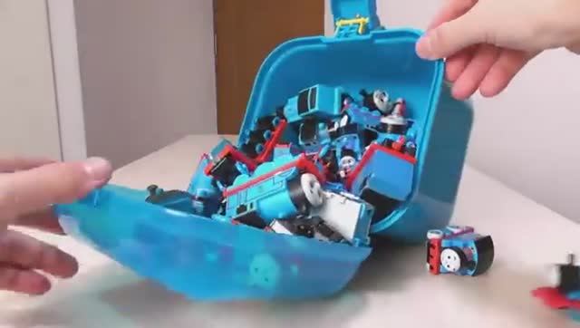 Для детей.  Паровозик Томас и его друзья! Играем паровозиками.