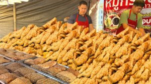 Жареная хрустящая свиная грудинка и свиной хвостик распроданы за несколько часов Тайская уличная еда