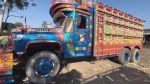 Пакистанские Биба и Боба создали Праздникмобиль из старой лохани 1972 года