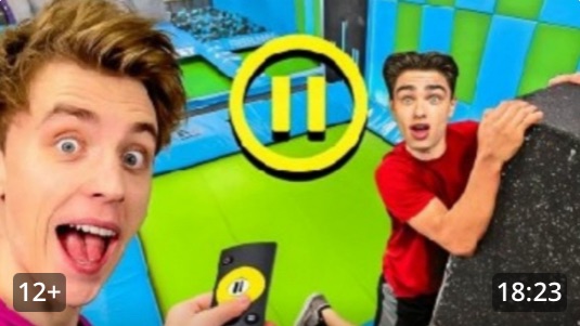 Влад а4!  Пауза челендж на батутной арене!