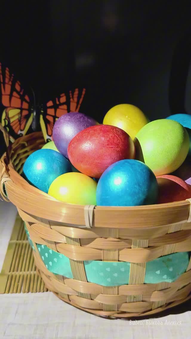 Красивые пасхальные яйца в корзинке.