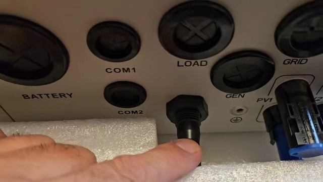 Распаковка гибридного солнечного инвертора Deye SUN-6K-OG01LP1-EU-AM2