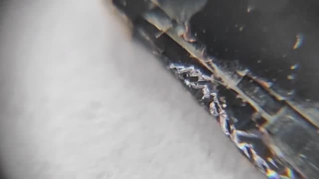 Сломанная карта памяти Micro SD под увеличением