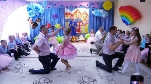 Трогательный танец пап и дочек на выпускной в детском саду.