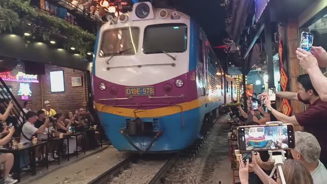 Улица поездов в Ханое