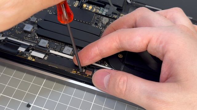 Macbook Pro 2019 разбор и замена термопасты