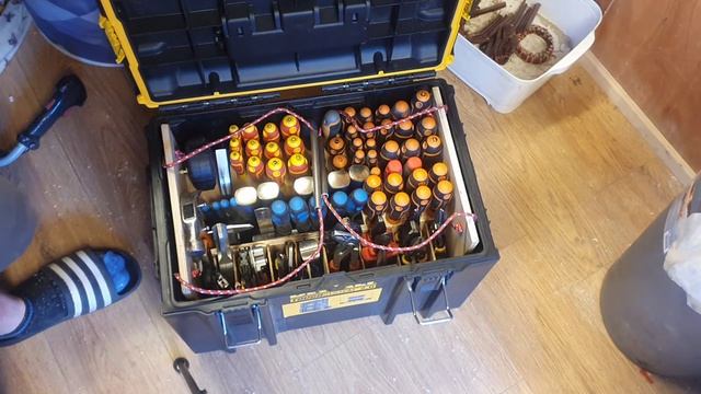 Деревянный ящик для инструмента бурры, диски, саморезы и гвозди в одном месте